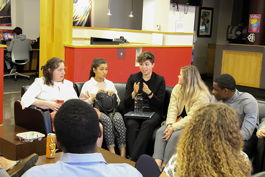 A group of students talk while waiting for a conference session to begin. Photo/ Valeria Rivadeneira